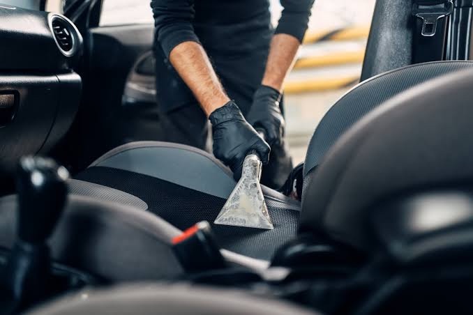 Davo Clean bei der professionellen Sitzreinigung im Fahrzeug