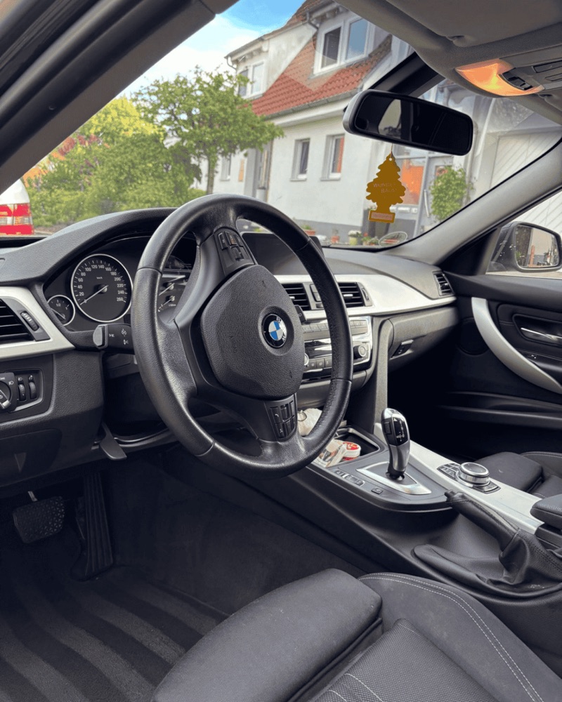 Sauberes, gepflegtes Cockpit nach der Aufbereitung